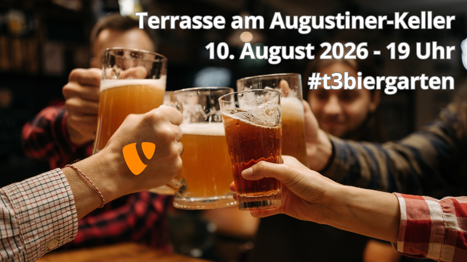 Mehrere Personen stoßen mit Biergläsern an. Overlay-Text: ‚Terrasse am Augustiner-Keller, 10. August 2026 – 19 Uhr, #t3biergarten' mit TYPO3-Logo.